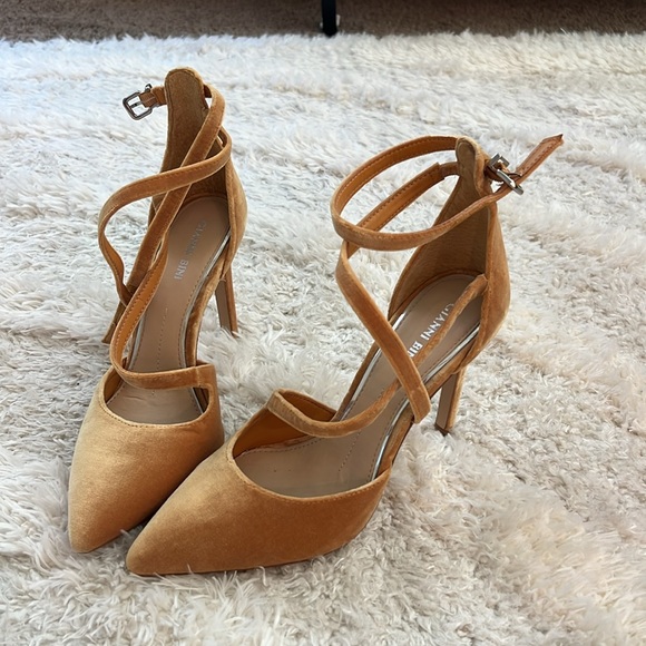 Giani Bini Mustard Pointed toe heel strappy velvet yellow stiletto fall shoe - Picture 6 of 6